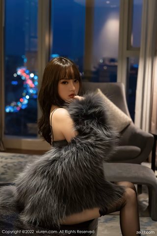 [XiuRen秀人网] No.4644 豆瓣酱 Áo khoác lông xám đen với lụa đen - 0019.jpg