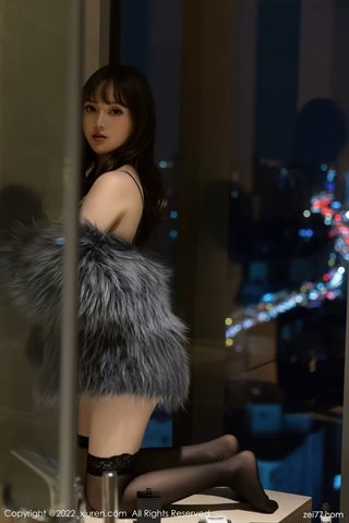 [XiuRen秀人网] No.4644 豆瓣酱 Áo khoác lông xám đen với lụa đen - 0032.jpg