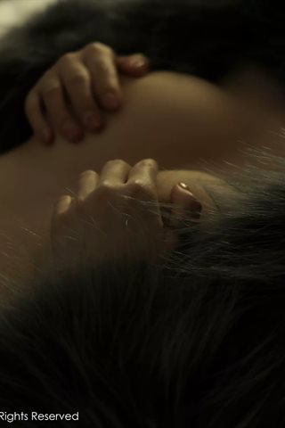 [XiuRen秀人网] No.4644 豆瓣酱 Áo khoác lông xám đen với lụa đen - 0065.jpg