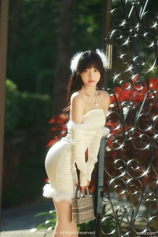 [XiuRen秀人网] No.4645 佘贝拉bella Off-the-shoulder beige dress with primary stockings - 0002.jpg