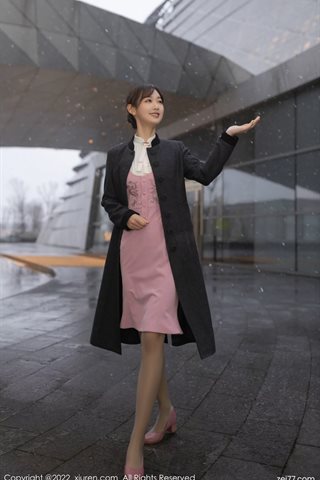 [XiuRen秀人网] No.4647 唐安琪 Cosplay hôtesse de l'air T-shirt blanc Lingerie rose avec des bas gris - 0003.jpg