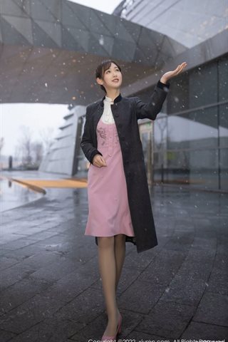 [XiuRen秀人网] No.4647 唐安琪 Cosplay hôtesse de l'air T-shirt blanc Lingerie rose avec des bas gris - 0004.jpg