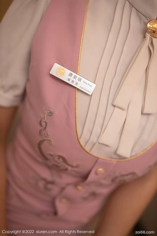 [XiuRen秀人网] No.4647 唐安琪 Cosplay hôtesse de l'air T-shirt blanc Lingerie rose avec des bas gris - 0012.jpg