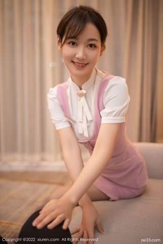 [XiuRen秀人网] No.4647 唐安琪 Cosplay azafata camiseta blanca lencería rosa con medias grises - 0015.jpg