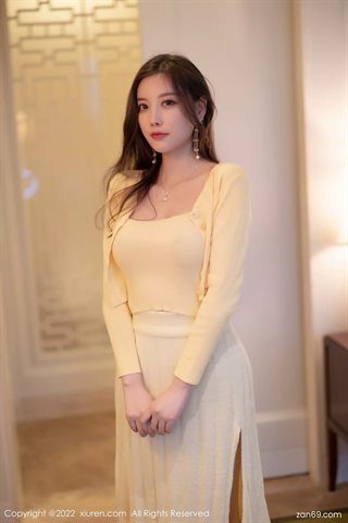 [XiuRen秀人网] No.4654 杨晨晨Yome Vestido amarillo con medias de colores primarios - 0013.jpg