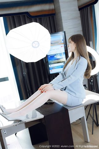 [XiuRen秀人网] No.4658 美桃酱 Đồng phục váy xanh nhạt với tất trắng - 0004.jpg