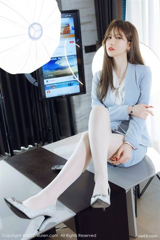 [XiuRen秀人网] No.4658 美桃酱 Uniforme de saia azul claro com meias brancas - 0005.jpg