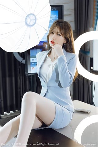 [XiuRen秀人网] No.4658 美桃酱 Uniforme de saia azul claro com meias brancas - 0017.jpg