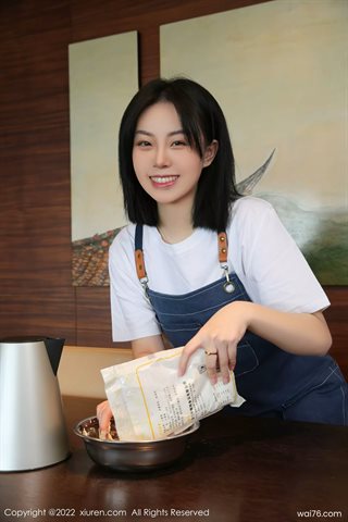 [XiuRen秀人網] No.4667 一顆甜蛋黃a 吊帶裙搭配原色絲襪 - 0001.jpg