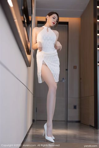 [XiuRen秀人网] No.4691 言沫 Vestido ombro a ombro com salto alto branco em meias primárias - 0008.jpg