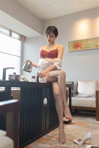 [XiuRen秀人网] No.4694 陆萱萱 Короткая юбка для косплея чая, белая короткая футболка, красное нижнее белье с чулками основного цвета - 0042.jpg
