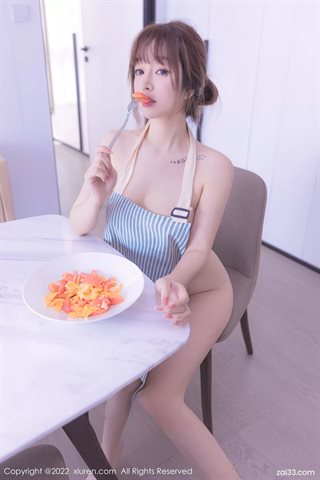 [XiuRen秀人网] No.4706 王雨纯 Đầu bếp ăn mặc tạp dề sọc xanh - 0036.jpg