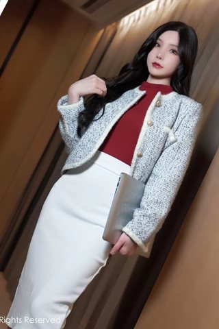 [XiuRen秀人网] No.4728 周于希Sally Secretária feminina, roupas de saia longa branca, blusa vermelha com meias de cor primária, salto - 0009.jpg