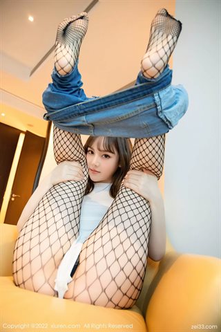 [XiuRen秀人网] No.4729 豆瓣酱 Meias de malha preta jeans azul - 0042.jpg