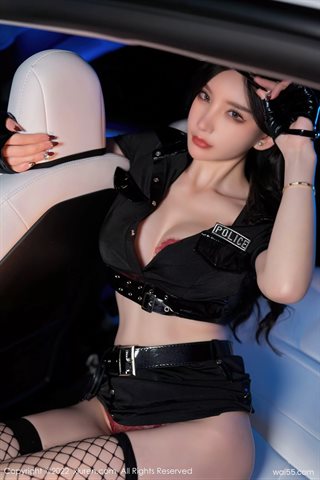[XiuRen秀人网] No.4741 周于希Sally Policial feminina veste top preto saia curta cueca vermelha com meias de malha preta - 0004.jpg