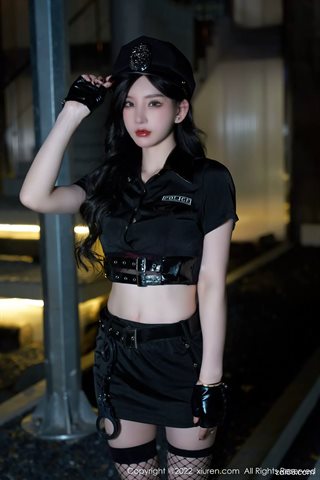 [XiuRen秀人网] No.4741 周于希Sally Nữ sĩ quan cảnh sát ăn mặc áo đen váy ngắn màu đỏ đồ lót màu đen với tất lưới màu đen - 0009.jpg