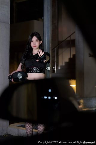 [XiuRen秀人网] No.4741 周于希Sally Petugas polisi wanita berpakaian hitam atas rok pendek pakaian dalam merah dengan stoking jala hitam - 0014.jpg