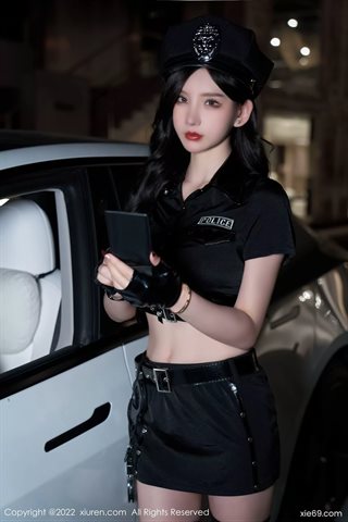 [XiuRen秀人网] No.4741 周于希Sally Policial feminina veste top preto saia curta cueca vermelha com meias de malha preta - 0019.jpg