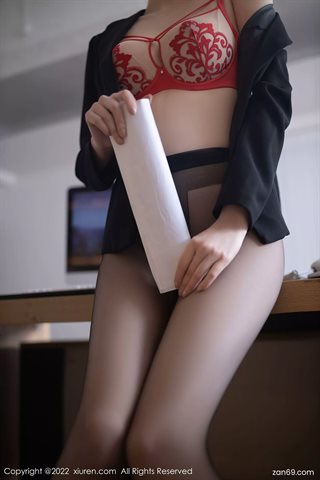 [XiuRen秀人网] No.4755 安然Maleah Patron féminin cosplay haut noir T-shirt blanc sous-vêtements rouges avec de la soie noire - 0062.jpg