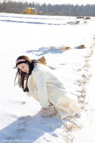 [XiuRen秀人网] No.4794 诗诗kiki 白いセーターとピンクのショートドレス、原色のストッキング - 0002.jpg