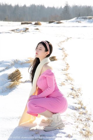 [XiuRen秀人网] No.4794 诗诗kiki 白いセーターとピンクのショートドレス、原色のストッキング - 0003.jpg