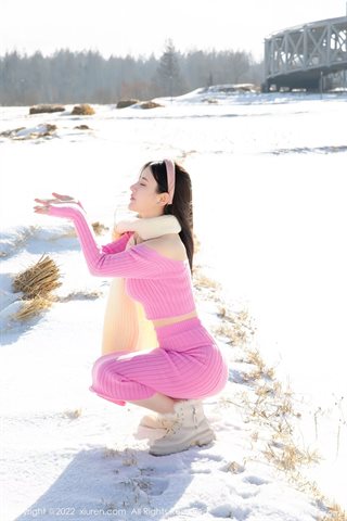 [XiuRen秀人网] No.4794 诗诗kiki Weißer Pullover und rosa kurzes Kleid mit Strümpfen in Primärfarbe - 0004.jpg