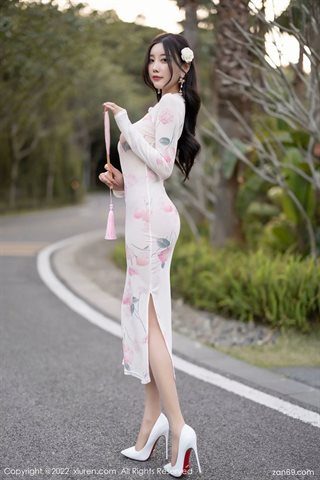 [XiuRen秀人网] No.4800 杨晨晨Yome Cheongsam blanco con medias de colores primarios - 0005.jpg