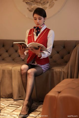 [XiuRen秀人网] No.4824 tina_甜仔 T-shirt blanc uniforme d'hôtesse de l'air jupe rayée avec de la soie noire - 0001.jpg