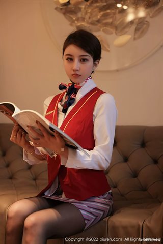 [XiuRen秀人网] No.4824 tina_甜仔 T-shirt branca uniforme de aeromoça saia listrada com seda preta - 0002.jpg