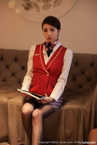 [XiuRen秀人网] No.4824 tina_甜仔 Hostess uniforme bianca T-shirt gonna a righe con seta nera - 0003.jpg