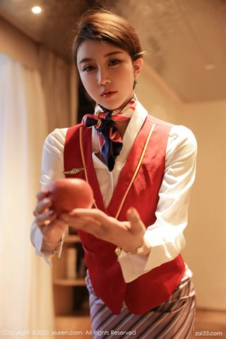 [XiuRen秀人网] No.4824 tina_甜仔 T-shirt branca uniforme de aeromoça saia listrada com seda preta - 0004.jpg