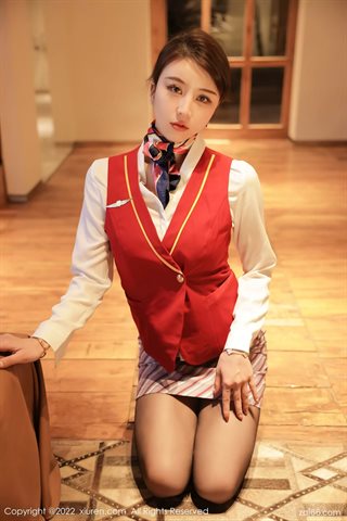 [XiuRen秀人网] No.4824 tina_甜仔 T-shirt branca uniforme de aeromoça saia listrada com seda preta - 0005.jpg