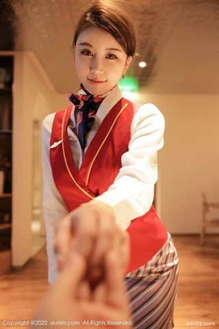 [XiuRen秀人网] No.4824 tina_甜仔 T-shirt branca uniforme de aeromoça saia listrada com seda preta - 0006.jpg