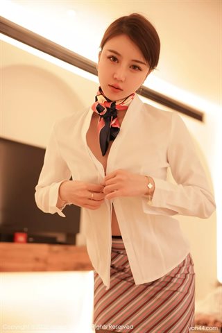 [XiuRen秀人网] No.4824 tina_甜仔 Đồng phục tiếp viên áo phông trắng sọc lụa đen - 0016.jpg