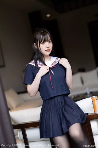 [XiuRen秀人网] No.4826 豆瓣酱 Atasan biru tua dengan rok pendek dan sutra hitam - 0012.jpg