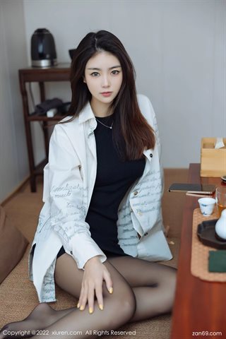 [XiuRen秀人网] No.4832 可樂Vicky काले रेशम के साथ सफेद कोट पोशाक - 0001.jpg