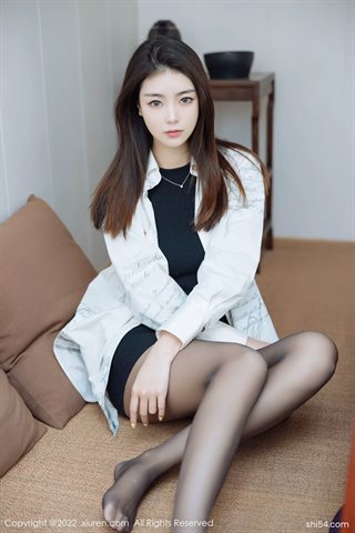 [XiuRen秀人网] No.4832 可樂Vicky vestido casaco branco com seda preta - 0006.jpg