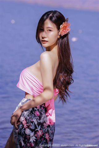 [XiuRen秀人网] No.4837 尹甜甜 Top rosa con shorts in denim - 0033.jpg
