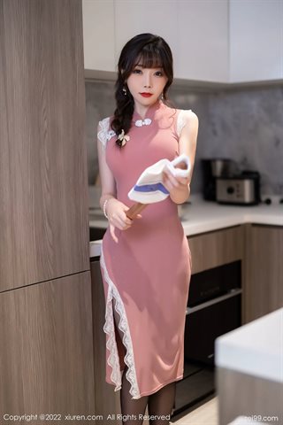 [XiuRen秀人网] No.4848 芝芝Booty Đầu bếp cosplay bộ áo liền quần màu hồng sườn xám với lụa đen - 0005.jpg