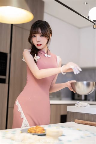 [XiuRen秀人网] No.4848 芝芝Booty Đầu bếp cosplay bộ áo liền quần màu hồng sườn xám với lụa đen - 0006.jpg