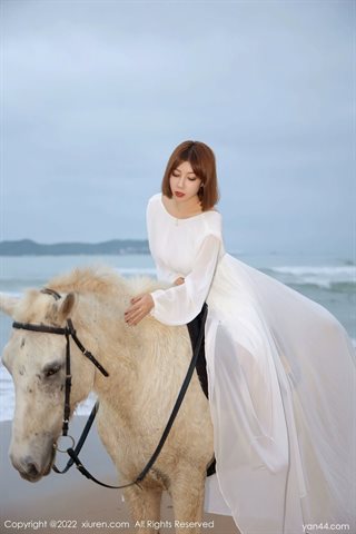 [XiuRen秀人网] No.4853 果儿Victoria Strand Pferd Szene weißes Kleid weiße Unterwäsche - 0001.jpg