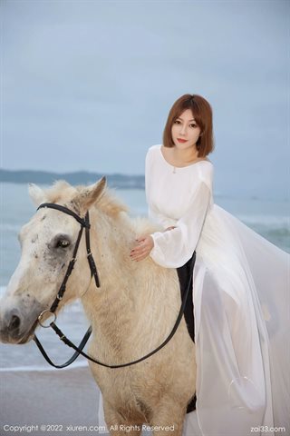 [XiuRen秀人网] No.4853 果儿Victoria scène de cheval de plage robe blanche sous-vêtements blancs - 0002.jpg