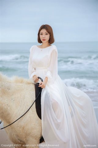 [XiuRen秀人网] No.4853 果儿Victoria scène de cheval de plage robe blanche sous-vêtements blancs - 0004.jpg