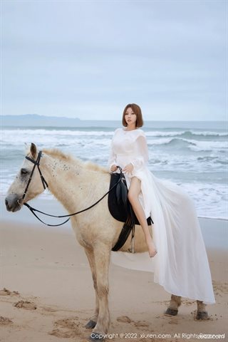 [XiuRen秀人网] No.4853 果儿Victoria Strand Pferd Szene weißes Kleid weiße Unterwäsche - 0005.jpg