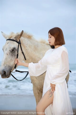 [XiuRen秀人网] No.4853 果儿Victoria scène de cheval de plage robe blanche sous-vêtements blancs - 0007.jpg