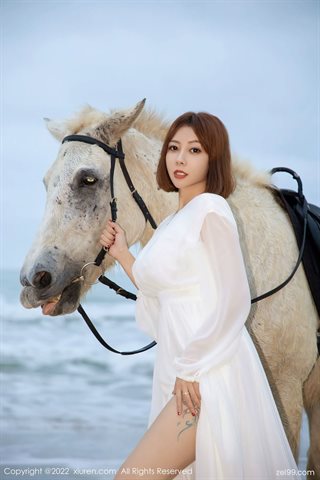 [XiuRen秀人网] No.4853 果儿Victoria пляж лошадь сцена белое платье белое нижнее белье - 0008.jpg