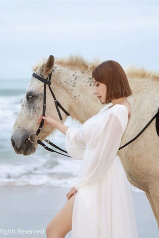 [XiuRen秀人网] No.4853 果儿Victoria beach horse scene white dress white underwear - 0010.jpg