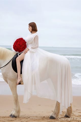 [XiuRen秀人网] No.4853 果儿Victoria пляж лошадь сцена белое платье белое нижнее белье - 0012.jpg