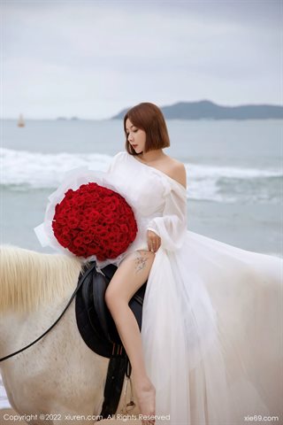 [XiuRen秀人网] No.4853 果儿Victoria Strand Pferd Szene weißes Kleid weiße Unterwäsche - 0013.jpg