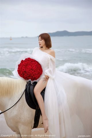 [XiuRen秀人网] No.4853 果儿Victoria пляж лошадь сцена белое платье белое нижнее белье - 0014.jpg